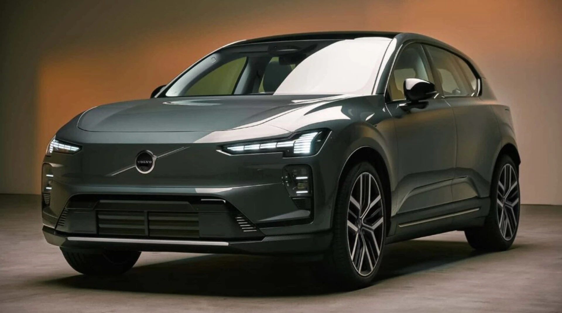Volvo'nun Yeni Elektriklisi EX60 Kasımda Geliyor!