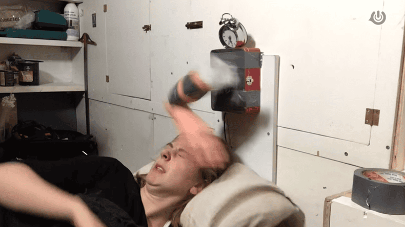 Tokatlayarak Uyandıran Çalar Saat