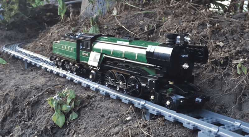 Legolardan Kurulmuş Tren İstasyonu - Video