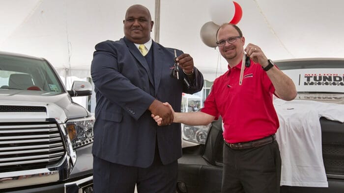 1.6 Milyon KM Yol Yaptı Toyota Yeni Otomobil Verdi