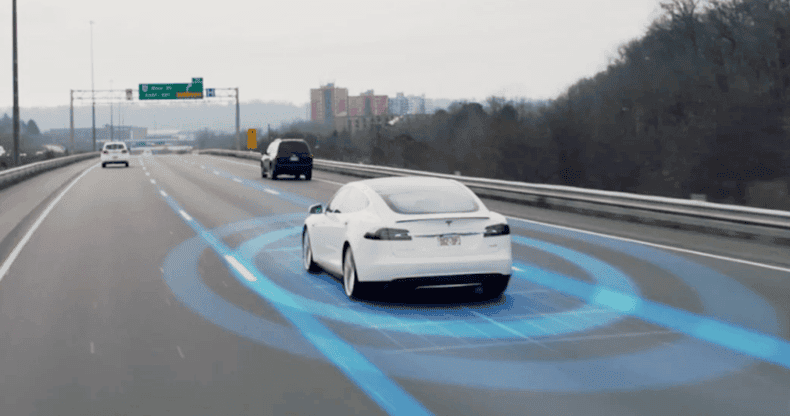 Tesla Pilot Direksiyon Başında Rahatsızlanan Adamı Hastaneye Yetiştirdi