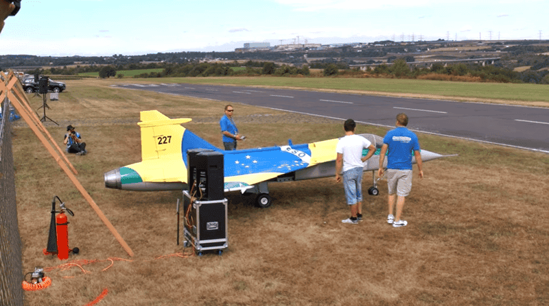 RC Uçak Havada Paramparça Oldu