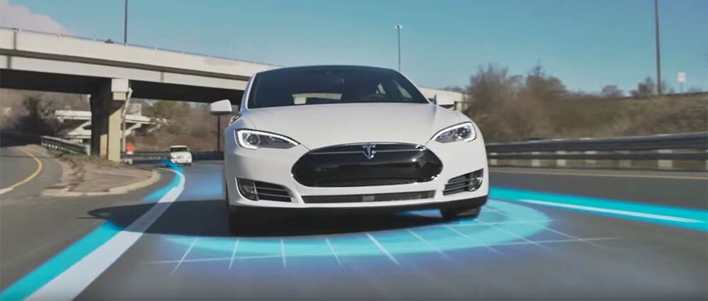 Tesla otopilot sistemi bu sefer kazayı önledi