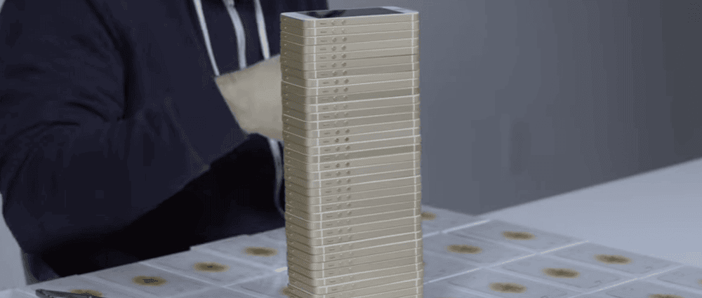 Tam 108 iPhone ile oluşturulan dev Jenga kulesi