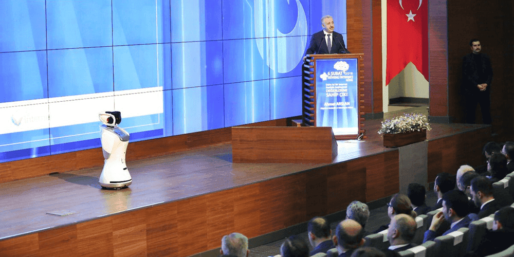 Güvenli İnternet Gününde Bakan Sözünü Kesen Robota Fırça Attı