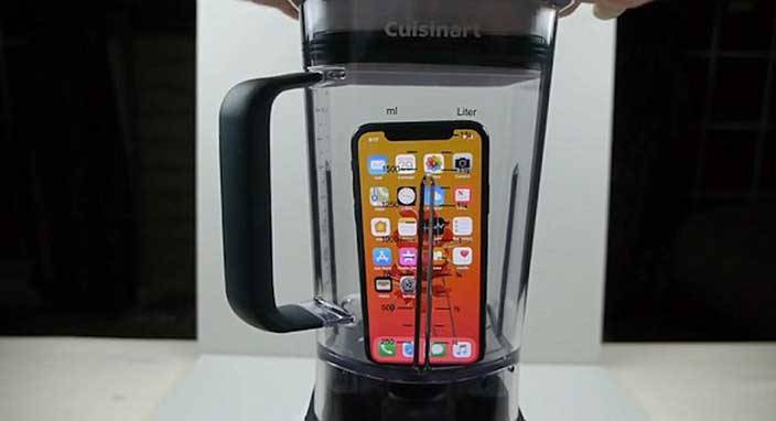 Bir YouTuber iPhone X'in Suyunu İçmeye Çalıştı