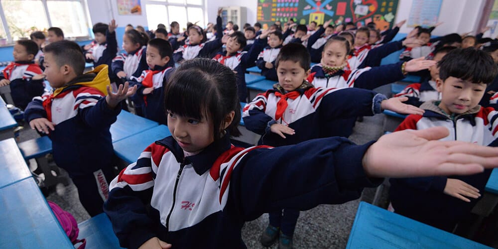 Çin'de Okullar, Öğrencilerinin Konumlarını İzlemek İçin 'Akıllı Üniforma' Kullanıyor