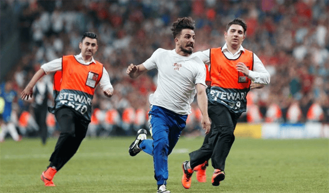 Liverpool - Chelsea Maçında Sahaya Giren Deli Mi Ne, Ne Kadar Abone Kaybetti?