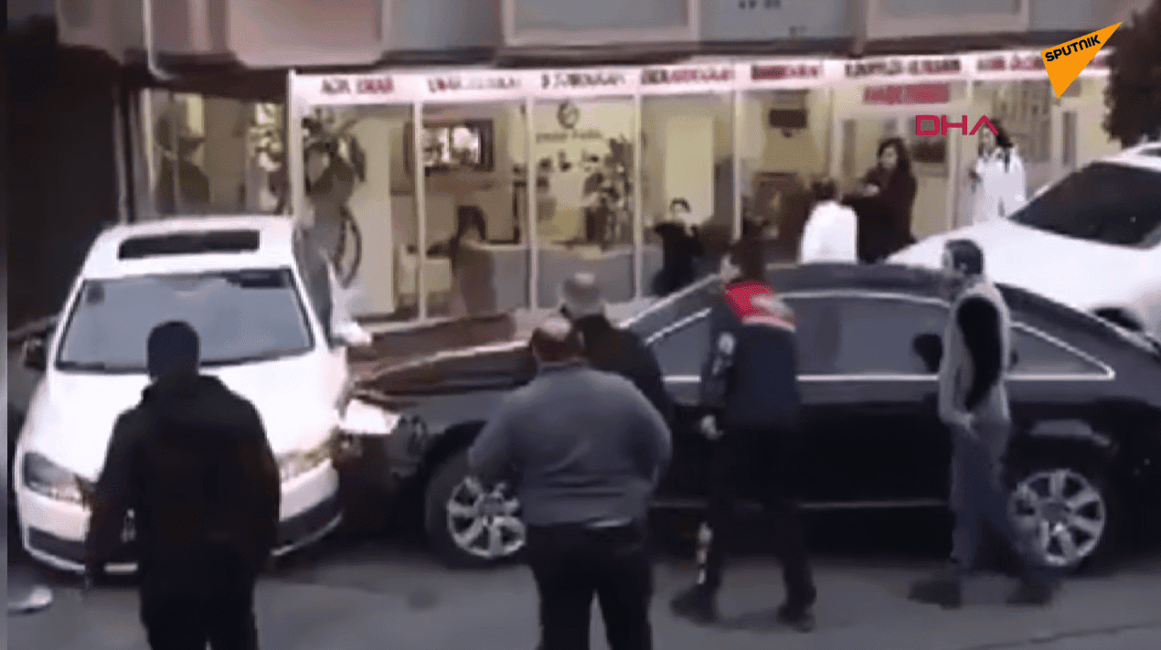 İstanbul'da hatalı park eden aracı arabası ile haşat eden adam ortalığı karıştırdı