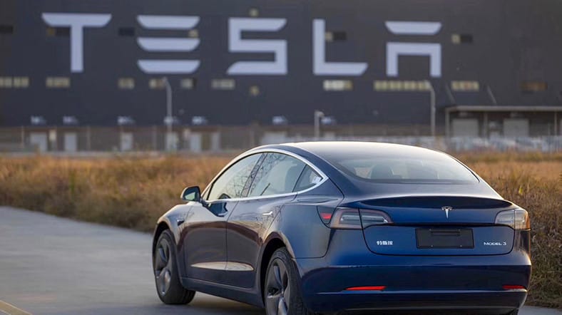 Elon Musk, Koronavirüs Nedeniyle Tesla Fabrikası Üretimini Askıya Aldı