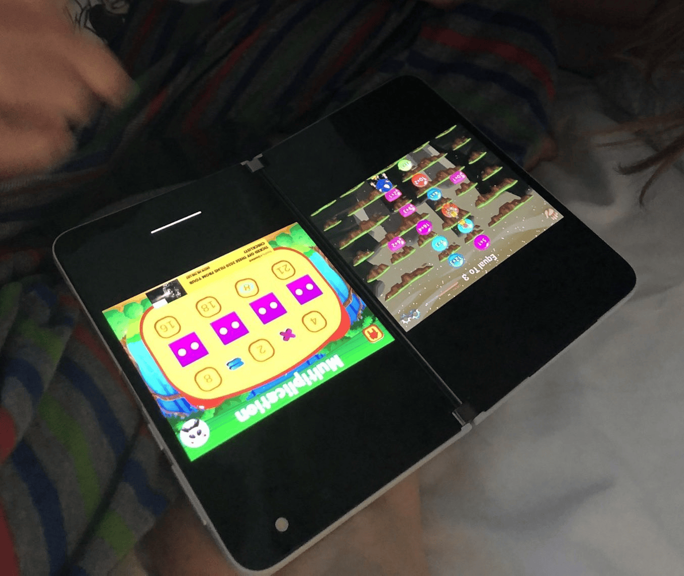 Surface Duo ile Aynı Anda İki Oyun Oynanabilecek