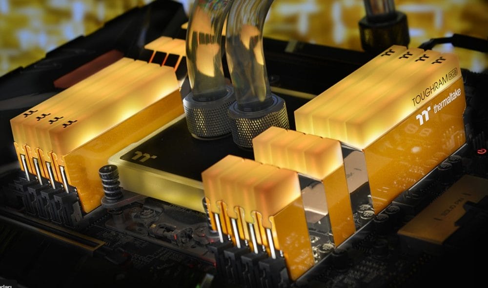 TOUGHRAM RGB, Metalik Altın ve Racing Red Versiyonla Güncellendi