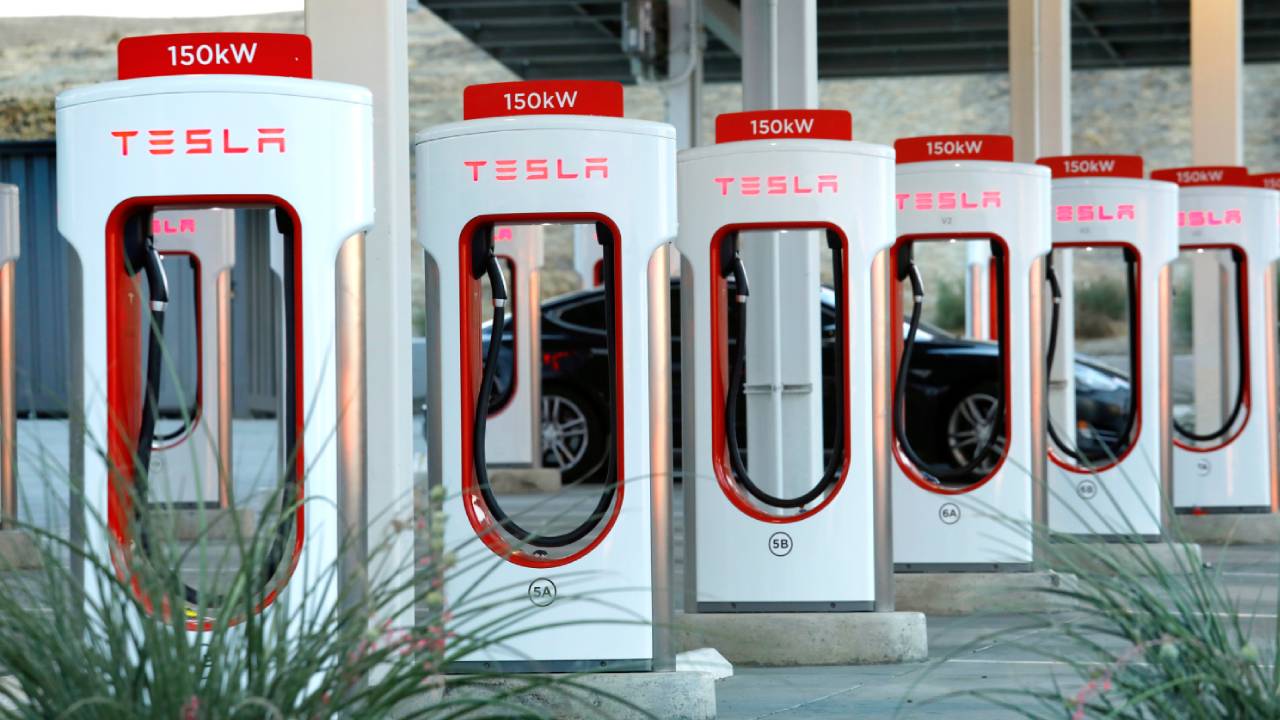 Tesla Supercharger Artık Diğer Elektrik Otomobillerin ve Dört Yeni Ülkenin Erişimine Açıldı