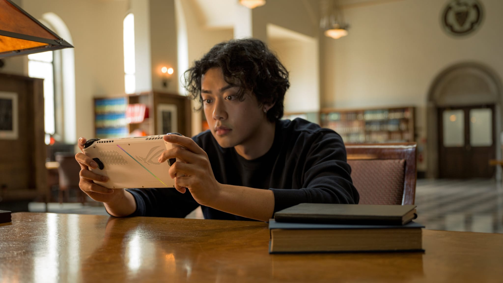 Ryzen Z1 işlemcili ASUS ROG Ally