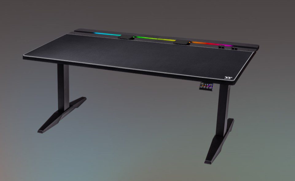 Thermaltake Yepyeni G700 RGB Oyun Masası-4 Thermaltake Yepyeni G700 RGB Oyun Masası 4