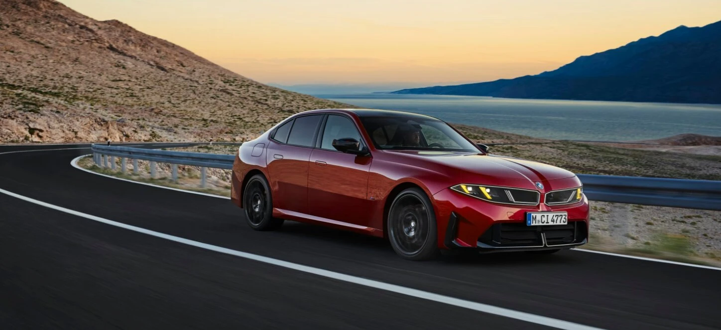 yeni-bmw-3-serisi-elektrik-cagina-inat-443-beygirlik-benzinli-motoruyla-tanitildi-v1.webp