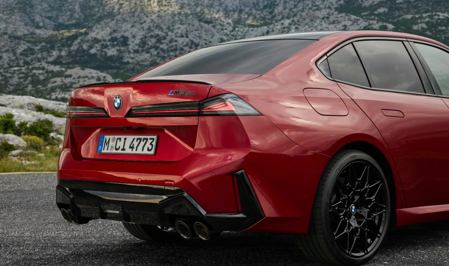 yeni-bmw-3-serisi-elektrik-cagina-inat-443-beygirlik-benzinli-motoruyla-tanitildi-v2.webp