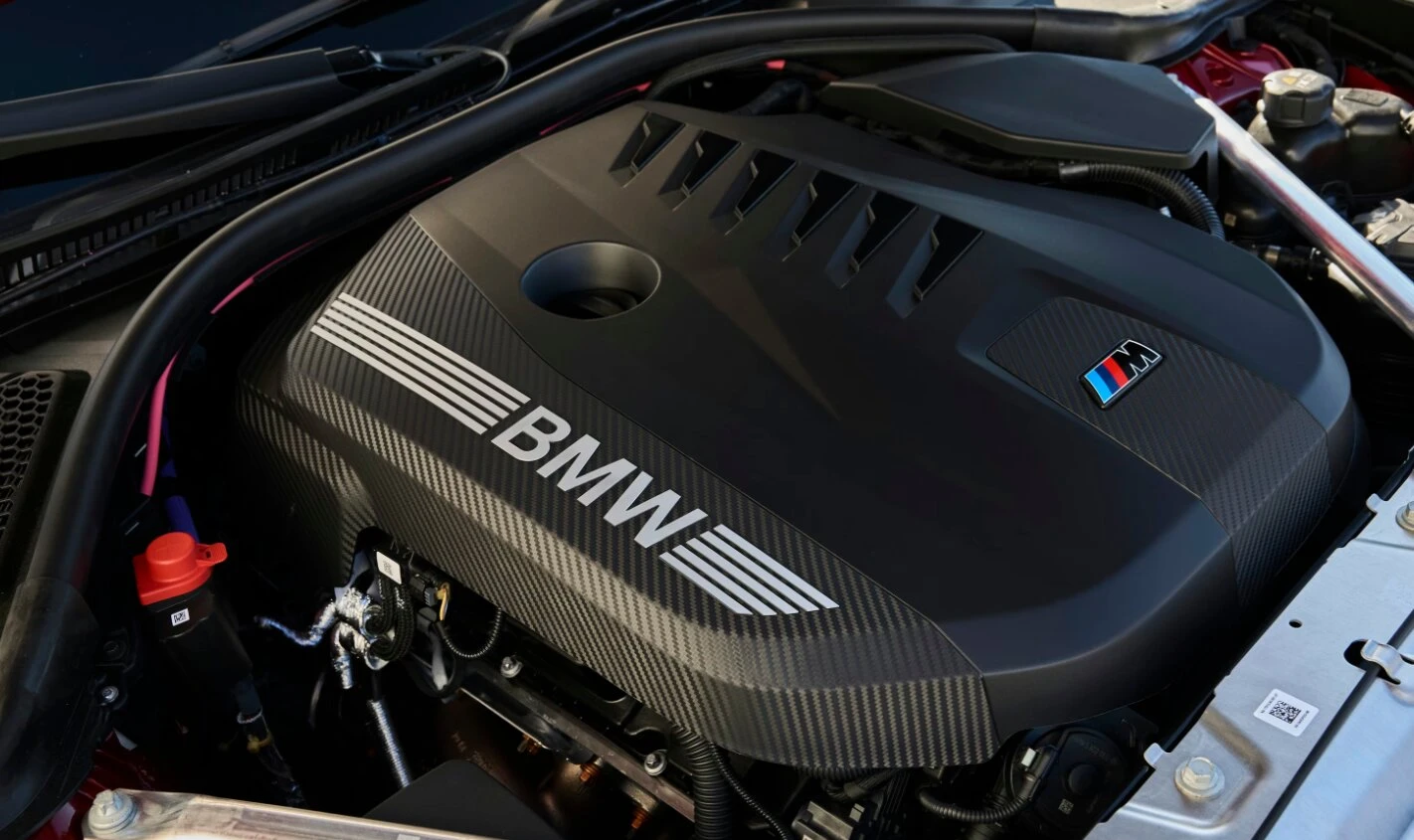 yeni-bmw-3-serisi-elektrik-cagina-inat-443-beygirlik-benzinli-motoruyla-tanitildi-v3.webp
