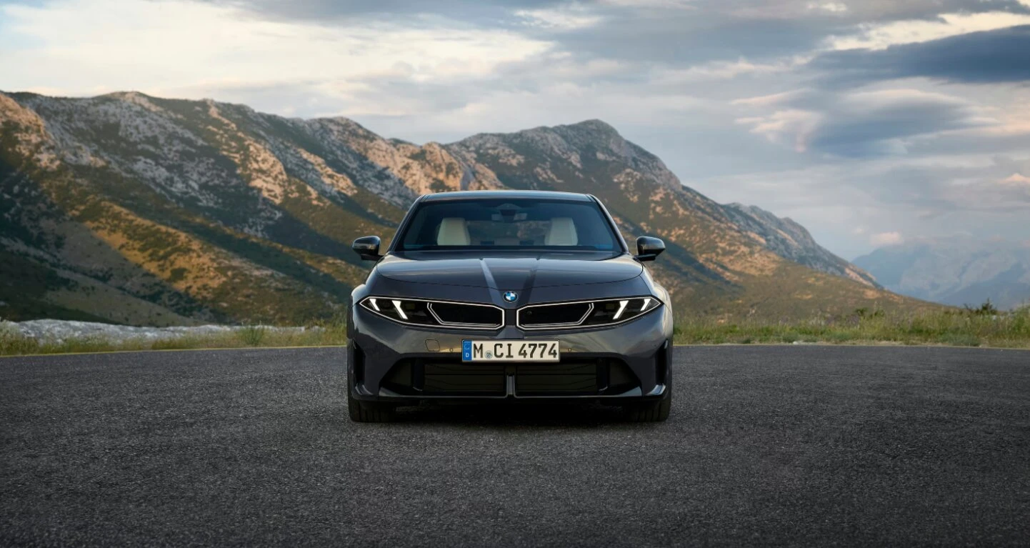 yeni-bmw-3-serisi-elektrik-cagina-inat-443-beygirlik-benzinli-motoruyla-tanitildi-v7.webp