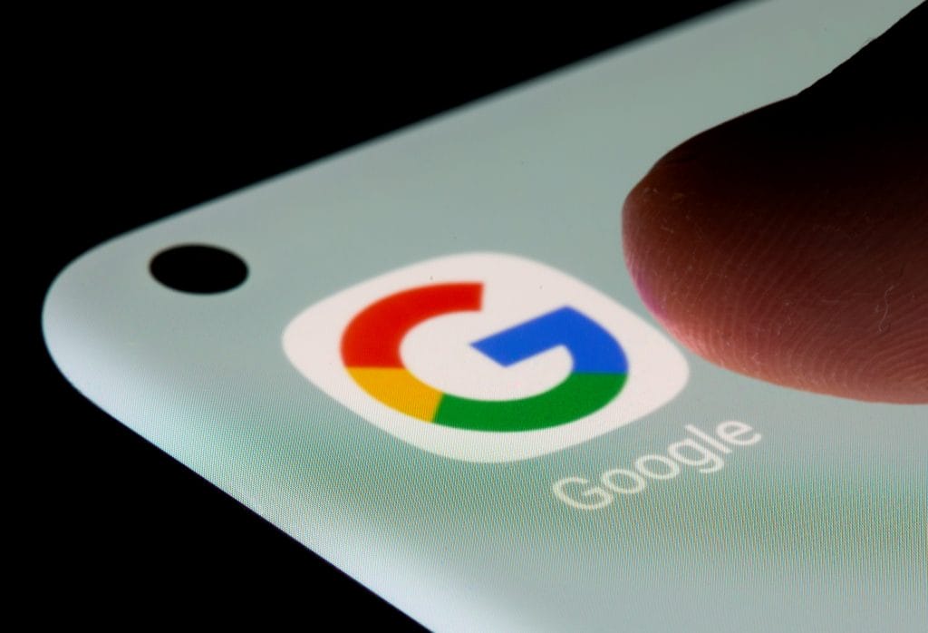 Google, Rusya-Ukrayna Savaşı Hakkındaki İçeriklere Para Kazanma Yasağı Getirdi! google logosu telefonda pch - PC Hocası