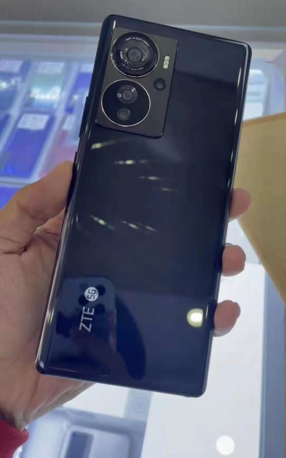 ZTE Axon 40 Pro'nun Gerçek Görüntüleri Ortaya Çıktı! zte axon 40 pro photo 2 - PC Hocası