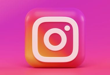 Instagram’da kendi kendine takip ediyor
